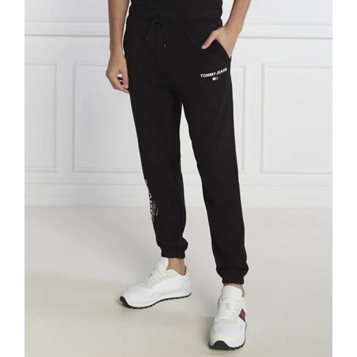 Tommy Jeans Spodnie dresowe ENTRY GRAPHIC JOGGER | Regular Fit ze sklepu Gomez Fashion Store w kategorii Spodnie męskie - zdjęcie 184519115