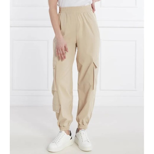 GUESS ACTIVE Spodnie cargo ARLETH | Relaxed fit ze sklepu Gomez Fashion Store w kategorii Spodnie damskie - zdjęcie 184519329