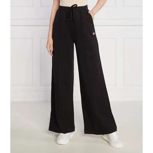 Tommy Jeans Spodnie dresowe TJW XS BADGE STRT LEG | flare fit ze sklepu Gomez Fashion Store w kategorii Spodnie damskie - zdjęcie 184520306