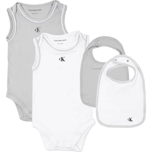 Calvin Klein Jeans Zestaw MONOGRAM SLVLS BODY BIB GIFTPACK ze sklepu Gomez Fashion Store w kategorii Body niemowlęce - zdjęcie 184522169