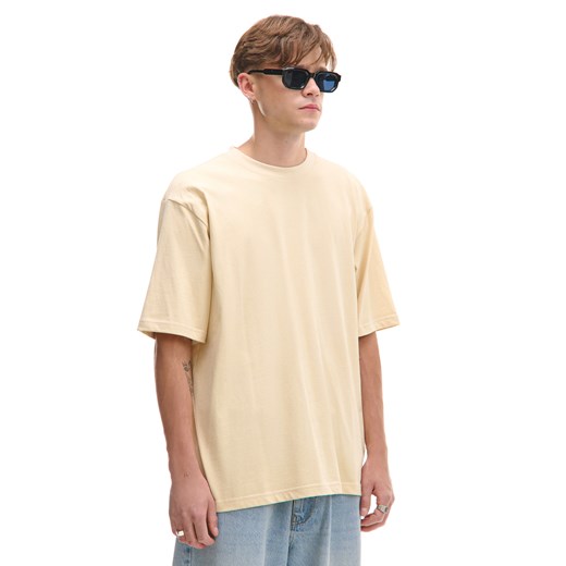 Cropp - Basicowa beżowa koszulka comfort - beżowy ze sklepu Cropp w kategorii T-shirty męskie - zdjęcie 184535075