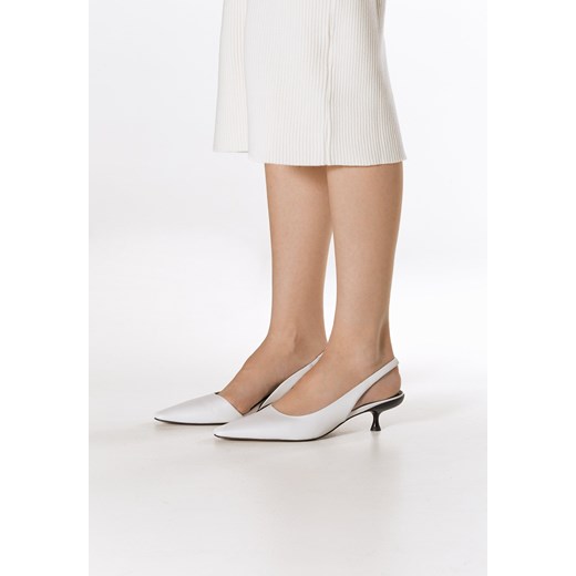 Estro: Białe skórzane czółenka damskie na niskim obcasie typu slingback ze sklepu Estro w kategorii Czółenka - zdjęcie 184535749