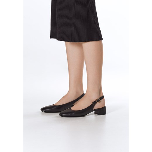 Estro: Czarne czółenka damskie typu slingback na niskim obcasie ze sklepu Estro w kategorii Czółenka - zdjęcie 184535759