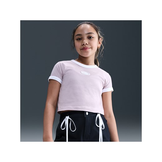 T-shirt o skróconym kroju dla dużych dzieci (dziewcząt) Nike Sportswear - Fiolet ze sklepu Nike poland w kategorii Bluzki dziewczęce - zdjęcie 184536105