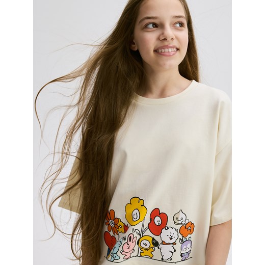 Reserved - Krótki t-shirt BT21 - kremowy ze sklepu Reserved w kategorii Bluzki dziewczęce - zdjęcie 184542278
