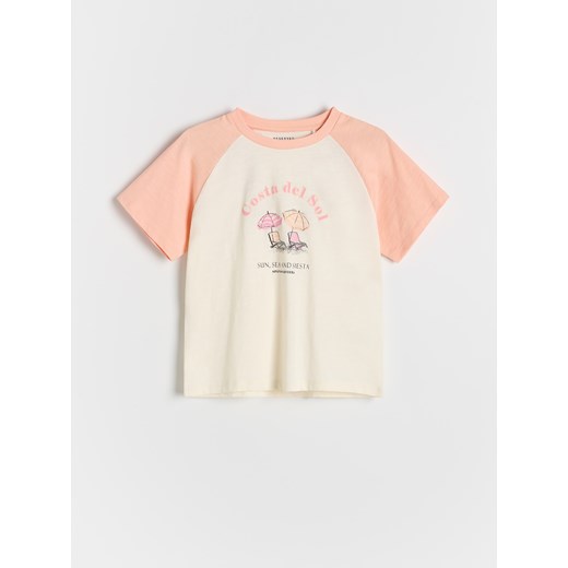 Reserved - Bawełniany t-shirt z nadrukiem - brzoskwiniowy ze sklepu Reserved w kategorii Bluzki dziewczęce - zdjęcie 184549636