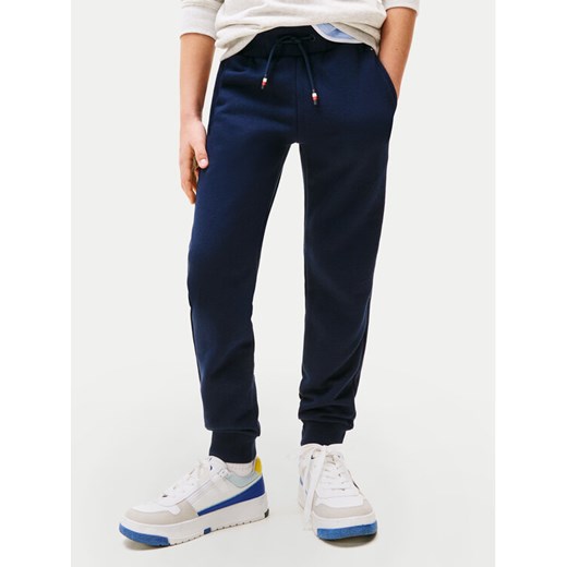 Tommy Hilfiger Spodnie dresowe Script Flag KB0KB09694 Granatowy Regular Fit ze sklepu MODIVO w kategorii Spodnie chłopięce - zdjęcie 184562205