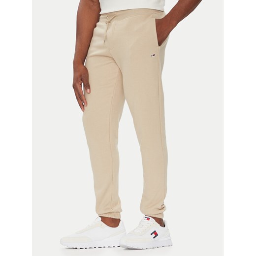 Tommy Jeans Spodnie dresowe Flag DM0DM20473 Beżowy Slim Fit ze sklepu MODIVO w kategorii Spodnie męskie - zdjęcie 184567918