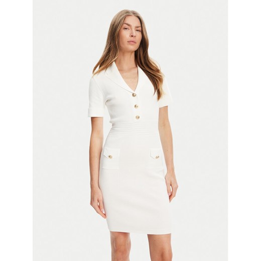 Guess Sukienka dzianinowa W5YK29 Z0130 Biały Slim Fit ze sklepu MODIVO w kategorii Sukienki - zdjęcie 184567978