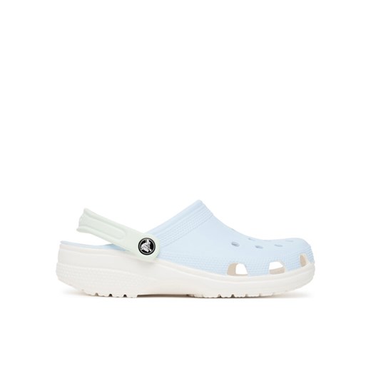 Crocs Klapki Retro Sport Classic Clog 211281 Niebieski ze sklepu MODIVO w kategorii Klapki męskie - zdjęcie 184571465