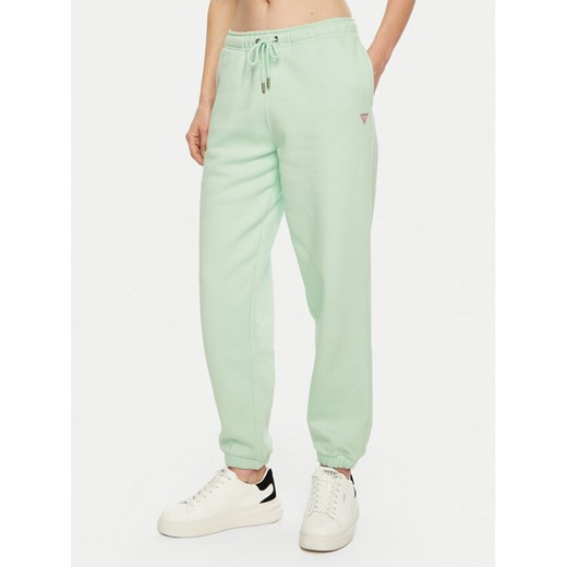 Guess Jeans Spodnie dresowe W4YB33 KC811 Zielony Regular Fit ze sklepu MODIVO w kategorii Spodnie damskie - zdjęcie 184575369