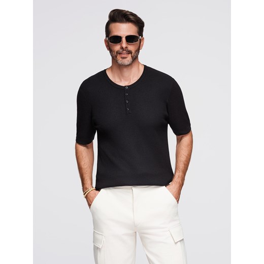 T-shirt męski dzianinowy z guzikami przy dekolcie – czarny V2 OM-TSCT-0254 ze sklepu ombre w kategorii T-shirty męskie - zdjęcie 184595906