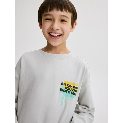 Reserved - Longsleeve oversize z nadrukiem - jasnoszary ze sklepu Reserved w kategorii T-shirty chłopięce - zdjęcie 184599216