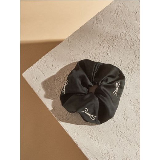 Sinsay - Gumka do włosów scrunchie - czarny ze sklepu Sinsay w kategorii Ozdoby do włosów dziewczęce - zdjęcie 184600379
