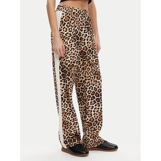 Puma Spodnie dresowe T7 Leo Luxe 632343 Brązowy Straight Fit ze sklepu MODIVO w kategorii Spodnie damskie - zdjęcie 184608395