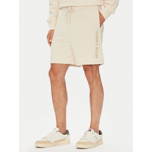 Tommy Jeans Szorty sportowe New Classic Beach DM0DM21781 Beżowy Relaxed Fit ze sklepu MODIVO w kategorii Spodenki męskie - zdjęcie 184608396