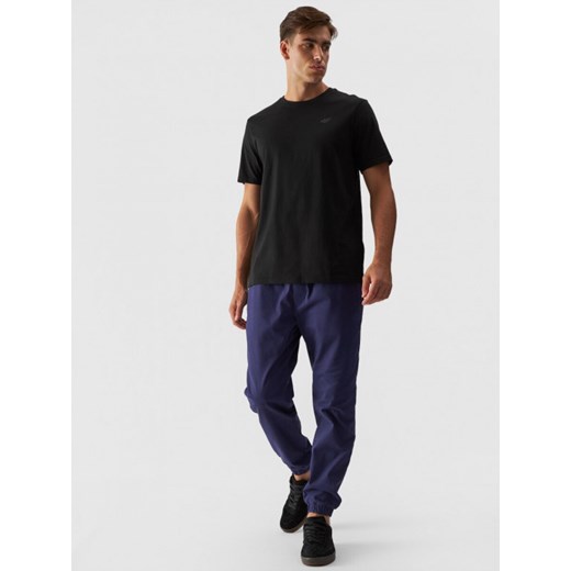 Męskie spodnie casual joggery 4F 4FWMM00TTROM0944 - granatowy ze sklepu Sportstylestory.com w kategorii Spodnie męskie - zdjęcie 184610639