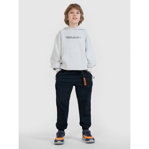 Chłopięce spodnie casual joggery 4F 4FJWSS25TTROM1136 - czarne ze sklepu Sportstylestory.com w kategorii Spodnie chłopięce - zdjęcie 184610998