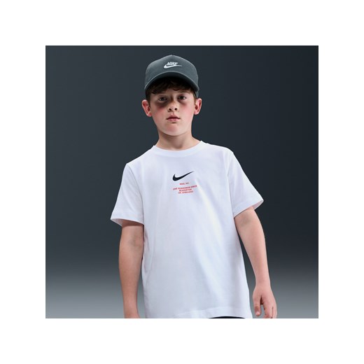 T-shirt dla dużych dzieci (chłopców) Nike Sportswear - Biel ze sklepu Nike poland w kategorii T-shirty chłopięce - zdjęcie 184611258