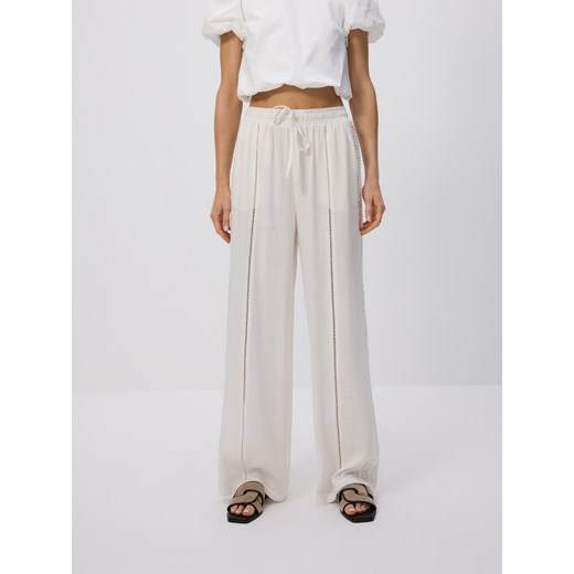 Reserved - Spodnie z ażurowym wykończeniem - biały Reserved XL Reserved