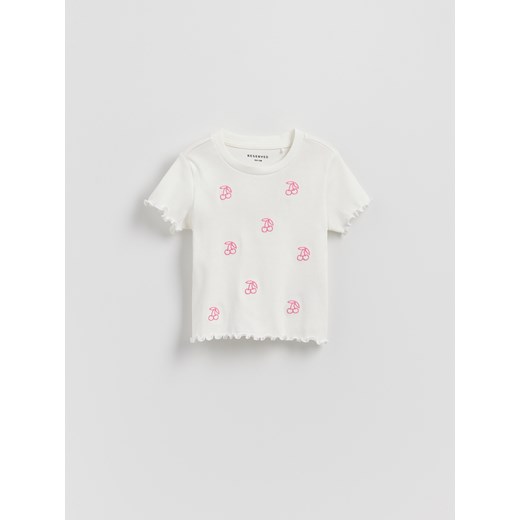 Reserved - Prążkowany t-shirt z haftem - złamana biel ze sklepu Reserved w kategorii Bluzki dziewczęce - zdjęcie 184616245