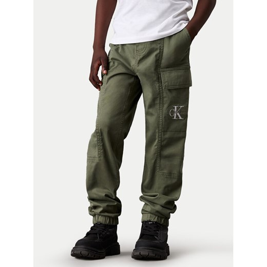 Calvin Klein Jeans Joggery Essential IB0IB02270 M Zielony Regular Fit ze sklepu MODIVO w kategorii Spodnie chłopięce - zdjęcie 184623536
