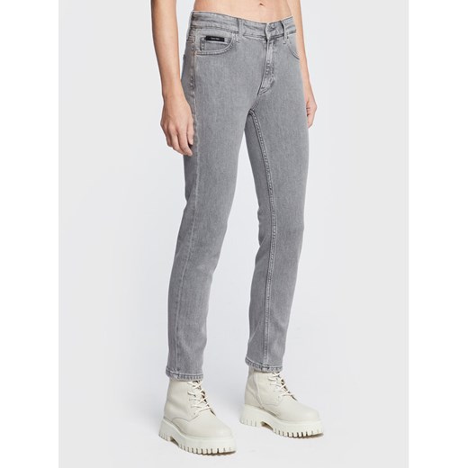 Calvin Klein Jeansy K20K204515 Szary Slim Fit ze sklepu MODIVO w kategorii Jeansy damskie - zdjęcie 184623655