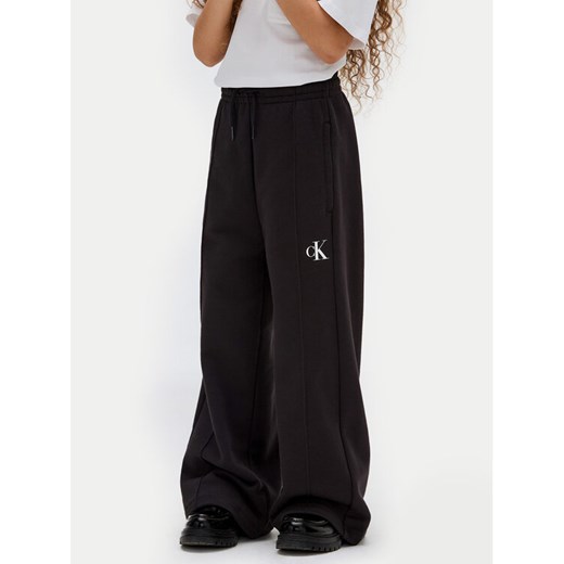 Calvin Klein Jeans Spodnie dresowe IG0IG02875 M Czarny Wide Leg ze sklepu MODIVO w kategorii Spodnie chłopięce - zdjęcie 184623699