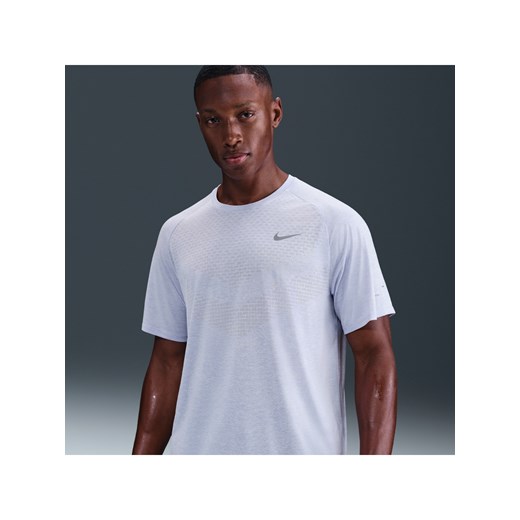 Męska koszulka z krótkim rękawem do biegania Dri-FIT ADV Nike Stride - Szary ze sklepu Nike poland w kategorii T-shirty męskie - zdjęcie 184631235