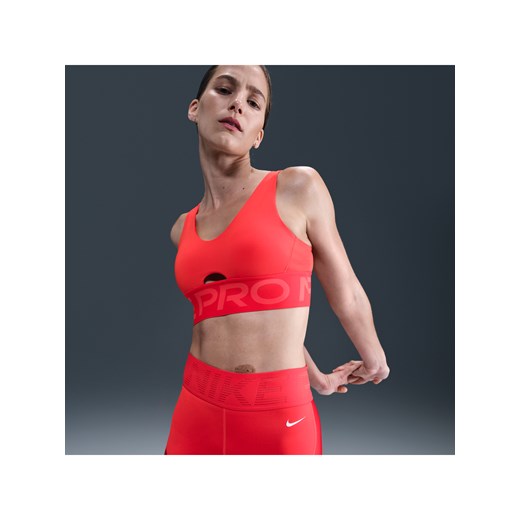 Damski stanik sportowy z wkładkami i średnim wsparciem Nike Pro Indy Plunge - Czerwony ze sklepu Nike poland w kategorii Biustonosze - zdjęcie 184631355