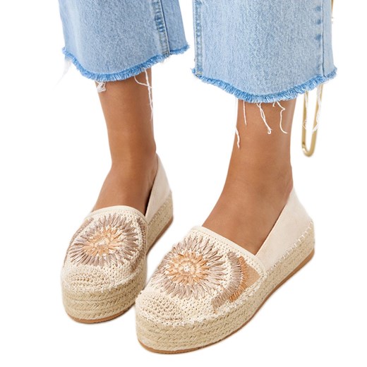 Beżowe espadryle z haftem na platformie Lorina beżowy ze sklepu ButyModne.pl w kategorii Espadryle damskie - zdjęcie 184632328