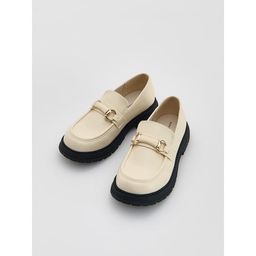 Reserved - Loafersy z imitacji skóry - kremowy ze sklepu Reserved w kategorii Półbuty dziecięce - zdjęcie 184640398