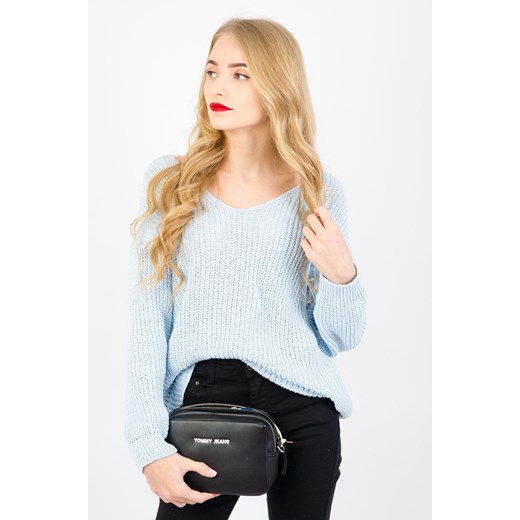 AKRYLOWY SWETER OVERSIZE Z DEKOLTEM W SEREK- JASNO NIEBIESKI ze sklepu olika.com.pl w kategorii Swetry damskie - zdjęcie 184646908