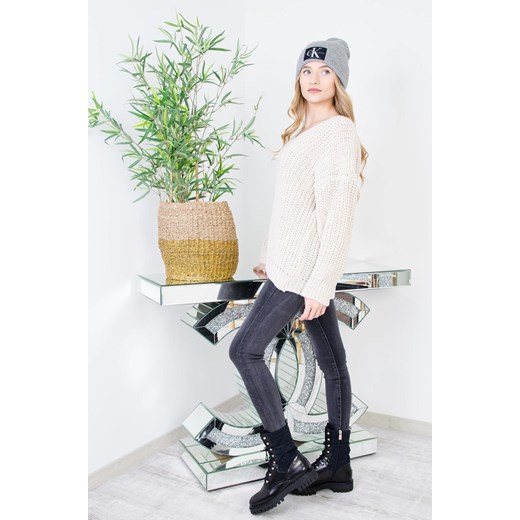BEŻOWY AKRYLOWY SWETER Z DEKOLTEM W SZPIC ze sklepu olika.com.pl w kategorii Swetry damskie - zdjęcie 184646929