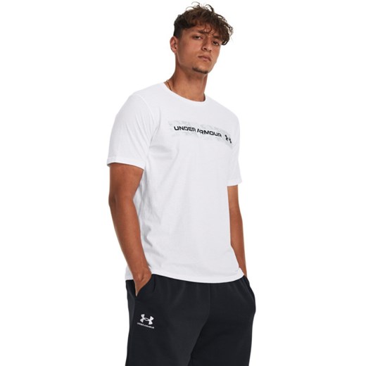 Męski t-shirt z nadrukiem Under Armour UA Camo Chest Stripe SS - biały ze sklepu Sportstylestory.com w kategorii T-shirty męskie - zdjęcie 184648067