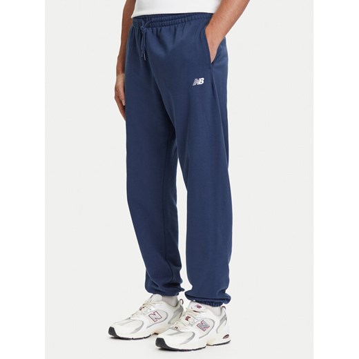 New Balance Spodnie dresowe Essentials MP41519 Granatowy Relaxed Fit ze sklepu MODIVO w kategorii Spodnie męskie - zdjęcie 184653379