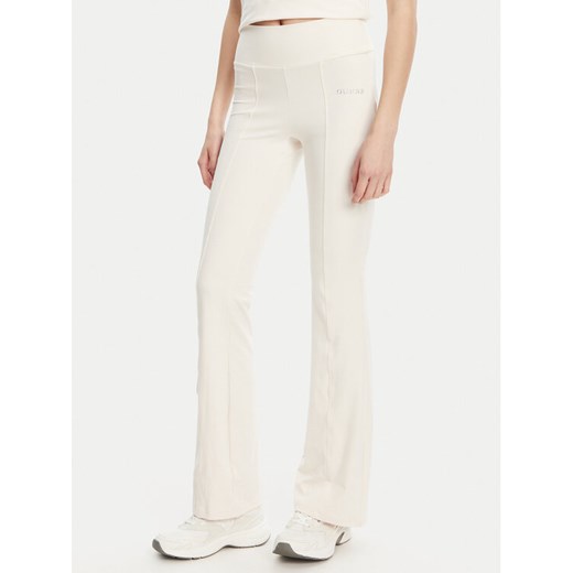 Guess Spodnie dresowe V5RB15 KCD02 Écru Regular Fit ze sklepu MODIVO w kategorii Spodnie damskie - zdjęcie 184661095
