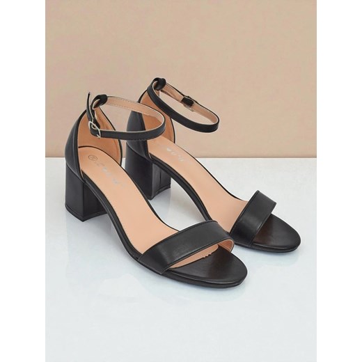 Sandały damskie Kallistia na słupku ze skóry ekologicznej, czarne 6 cm Royalfashion.pl 39 okazyjna cena royalfashion.pl