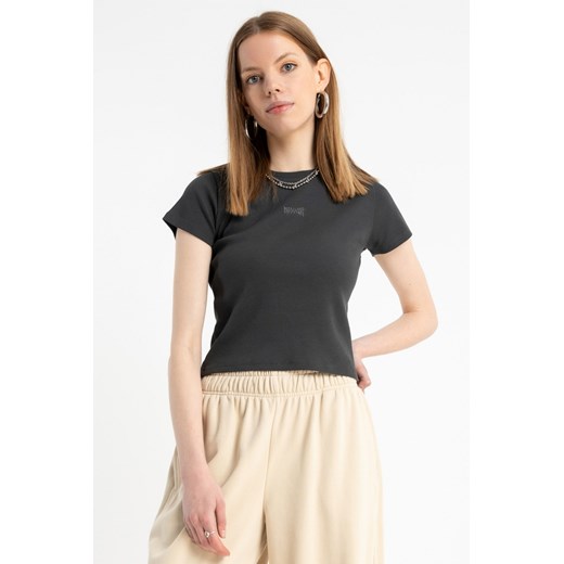 Szary crop top z dzianiny prążkowanej, kolor - szary, rozmiar - 170 ze sklepu REPORTER w kategorii Bluzki dziewczęce - zdjęcie 184668707