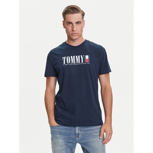 Tommy Jeans T-Shirt Dna Flag DM0DM21941 Granatowy Regular Fit ze sklepu MODIVO w kategorii T-shirty męskie - zdjęcie 184670285