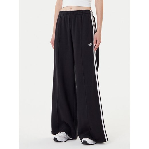 adidas Spodnie dresowe adicolor 3-Stripes JV7473 Czarny Wide Leg ze sklepu MODIVO w kategorii Spodnie damskie - zdjęcie 184670367