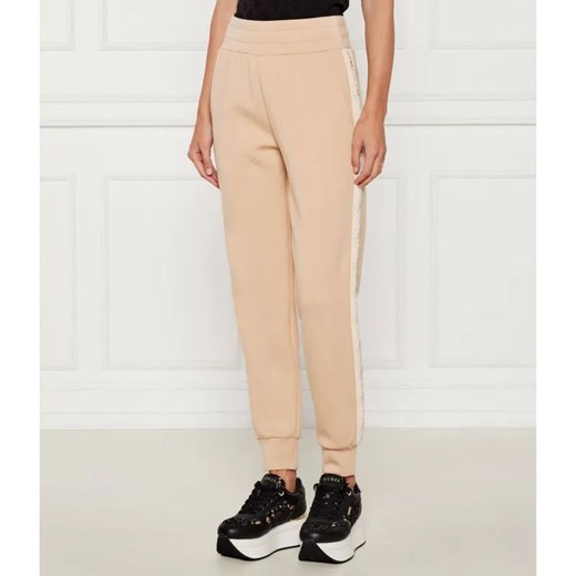 GUESS Spodnie jogger NEW VICTOIRE | Regular Fit ze sklepu Gomez Fashion Store w kategorii Spodnie damskie - zdjęcie 184672368