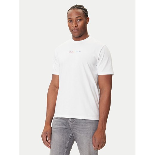 Calvin Klein Jeans T-Shirt Pride Graphic LV04RC815G Biały Relaxed Fit ze sklepu MODIVO w kategorii T-shirty męskie - zdjęcie 184672737