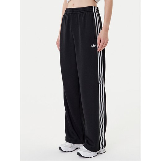 adidas Spodnie dresowe adicolor Firebird JV7525 Czarny Regular Fit ze sklepu MODIVO w kategorii Spodnie damskie - zdjęcie 184672755