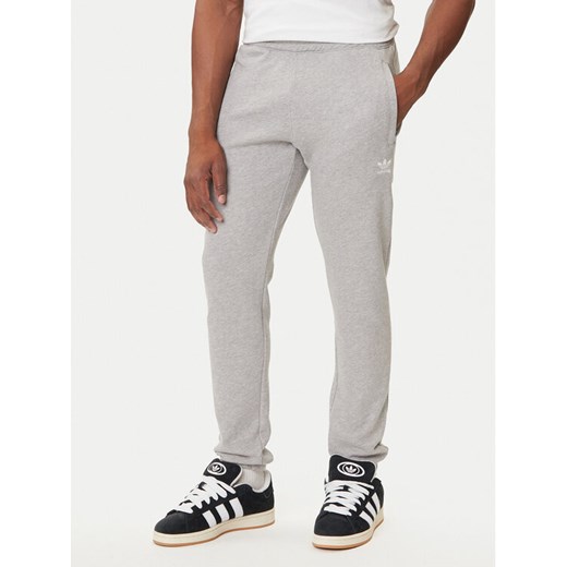 adidas Spodnie dresowe Trefoil Essentials JY6271 Szary Slim Fit ze sklepu MODIVO w kategorii Spodnie męskie - zdjęcie 184672806