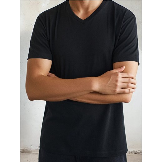 Sinsay - Koszulka basic z dekoltem w serek - czarny ze sklepu Sinsay w kategorii T-shirty męskie - zdjęcie 184680168