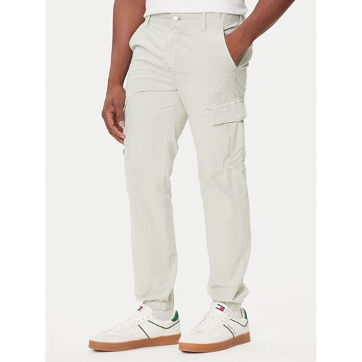 Tommy Jeans Joggery Austin DM0DM21791 Zielony Slim Fit ze sklepu MODIVO w kategorii Spodnie męskie - zdjęcie 184681876