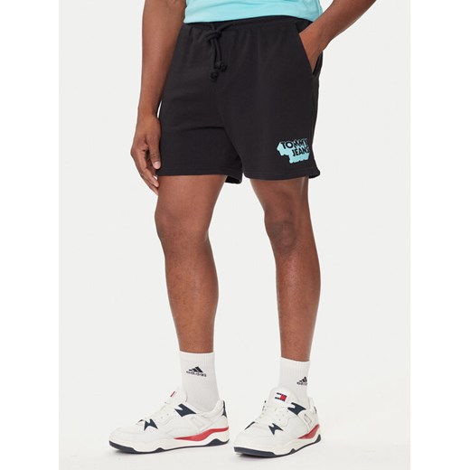 Tommy Jeans Szorty sportowe Stack Logo DM0DM21803 Czarny Relaxed Fit ze sklepu MODIVO w kategorii Spodenki męskie - zdjęcie 184686808