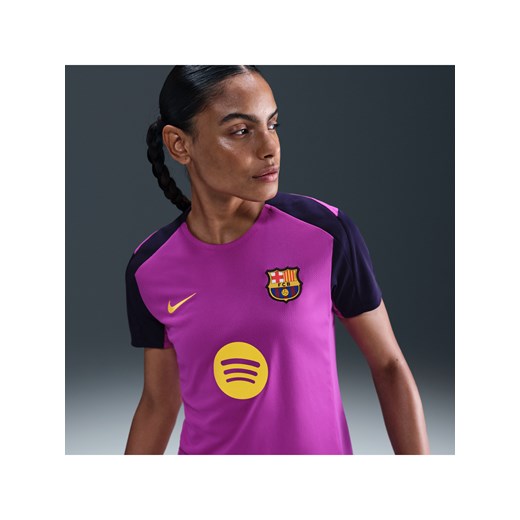 Damska koszulka piłkarska z krótkim rękawem Nike Dri-FIT FC Barcelona Strike - Fiolet ze sklepu Nike poland w kategorii Bluzki damskie - zdjęcie 184704257