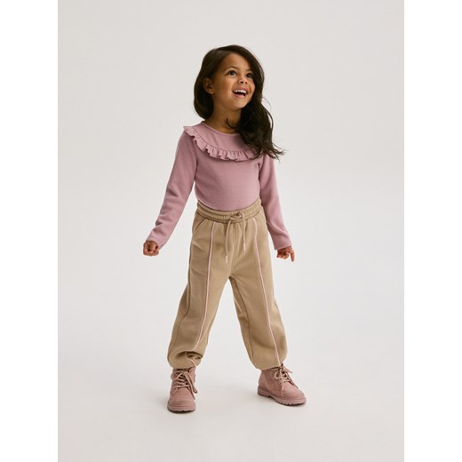Reserved - Spodnie dresowe z przeszyciami - beżowy Reserved 92 (1 Reserved wyprzedaż